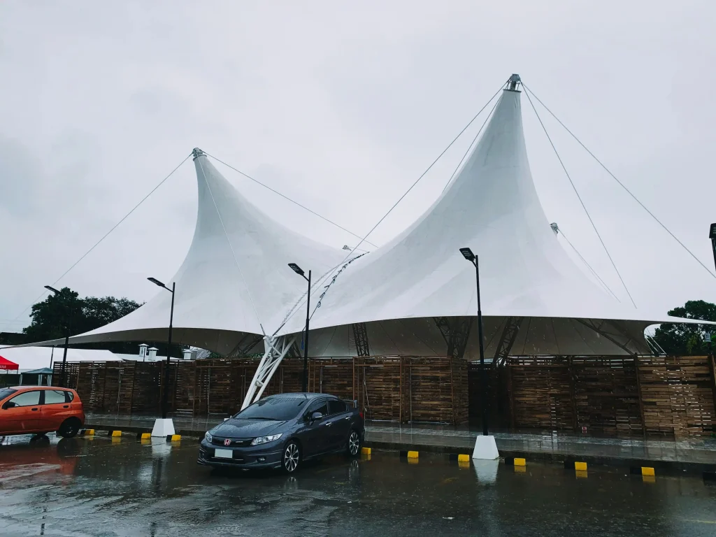Tenda Membrane untuk Area Parkir: Keunggulan dan Estimasi Biaya